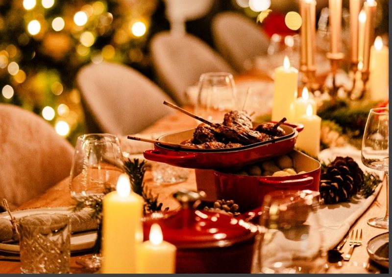 Festlich gedeckte Weihnachtstafel mit veganem Menü von MOJEWA
